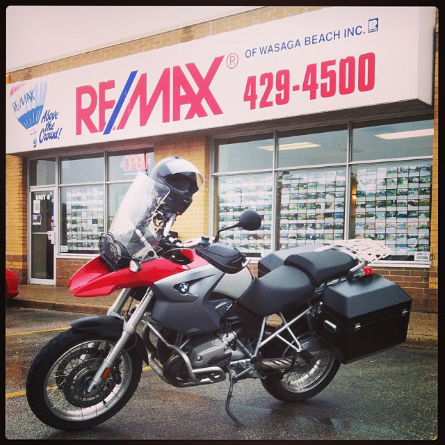 How nice that BMW makes a R1200 GS in RE/MAX red... #readytogo #rainydayride